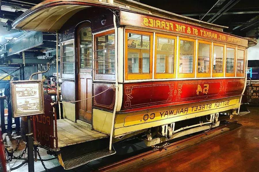 サンフランシスコ ケーブルカー博物館に展示されているビンテージ ケーブルカー。