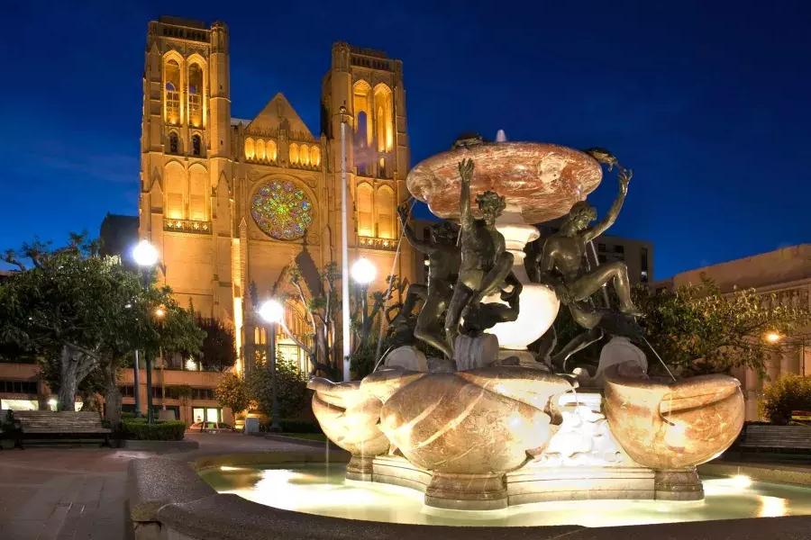 贝博体彩app的格蕾丝大教堂是夜间拍摄的。, 前景中有一个华丽的喷泉.