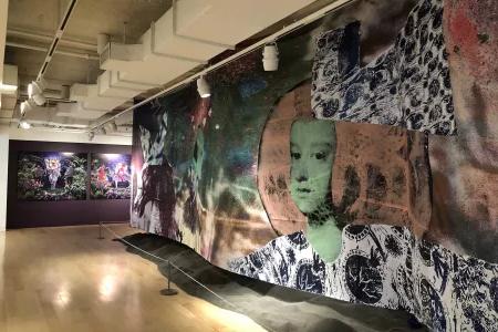 アフリカン・ディアスポラ博物館の展示室に大規模な壁画が展示されている。カリフォルニア州サンフランシスコ。